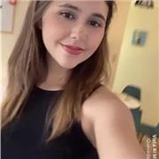 Estudiante de medicina que brinda apoyo en diversas áreas a estudiantes escolares
